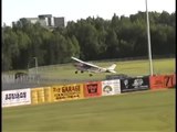 Un avion fait un atterrissage d'urgence sur un terrain de baseball en plein match