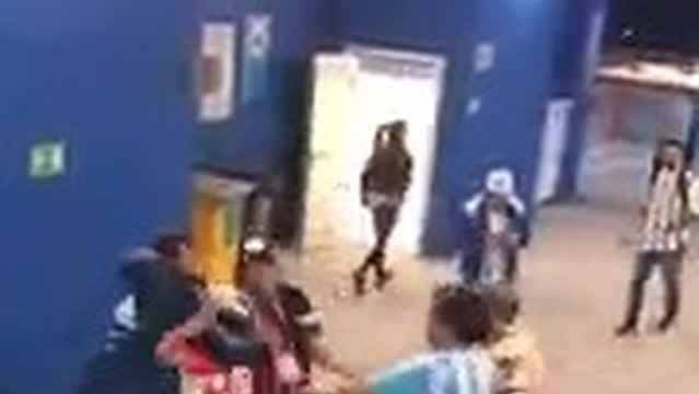 Las patadas de los argentinos a un hincha croata