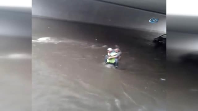 Trafik Polisinden Örnek Davranış...selde Mahsur Kalan Vatandaşı Sırtında Böyle Taşıdı