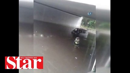 Trafik polisi selde mahsur kalan vatandaşı sırtında taşıdı