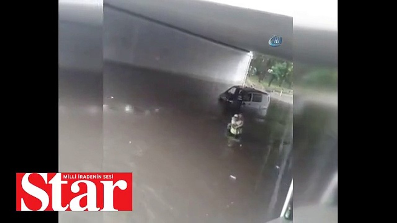 Trafik polisi selde mahsur kalan vatandaşı sırtında taşıdı
