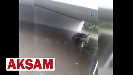 Trafik polisi selde mahsur kalan vatandaşı sırtında taşıdı