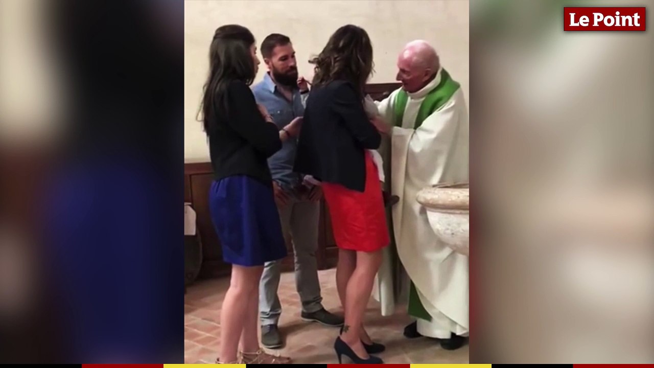 Un prêtre gifle un jeune enfant lors de son baptème