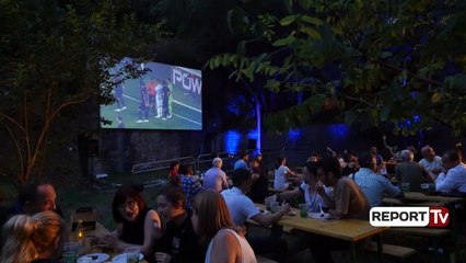 Report TV - Festa mbrëmë në Bunk'Art/Atmosferë elektrizuese për adhuruesit e muzikës dhe futbollit