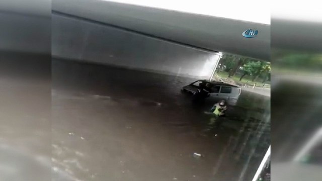 Trafik polisinden örnek davranış...Selde mahsur kalan vatandaşı sırtında böyle taşıdı