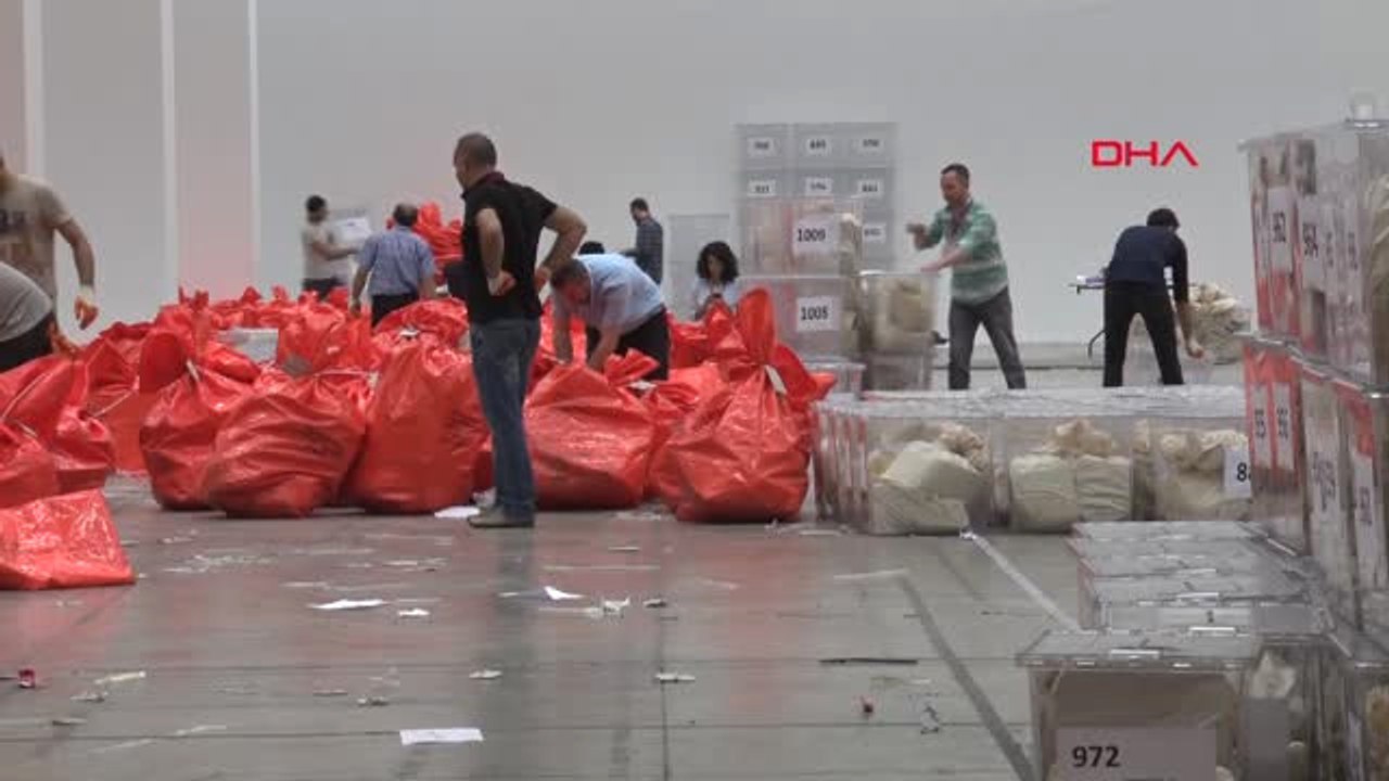 Ankara Ankara'ya Gelen Yurtdışı Oyları Tasnif Ediliyor