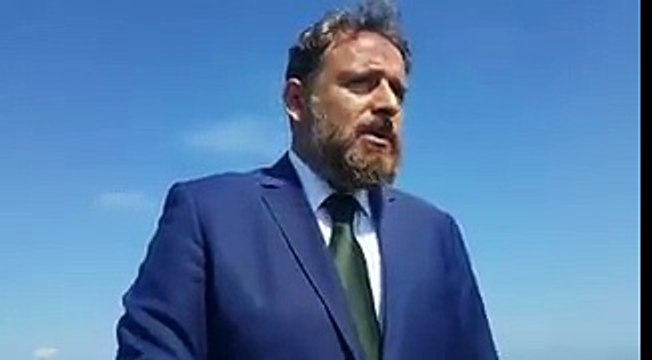Saadet Partisi adayından sıra dışı seçim çalışması: Takım elbiseyle denize girdi