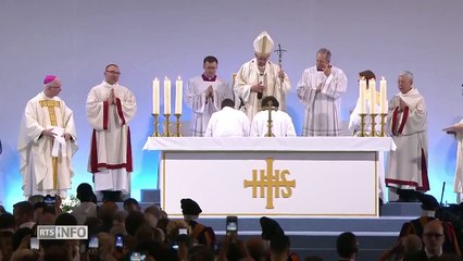 Le pape François trébuche à la fin d'une messe lors de sa venue en Suisse - VIDEO