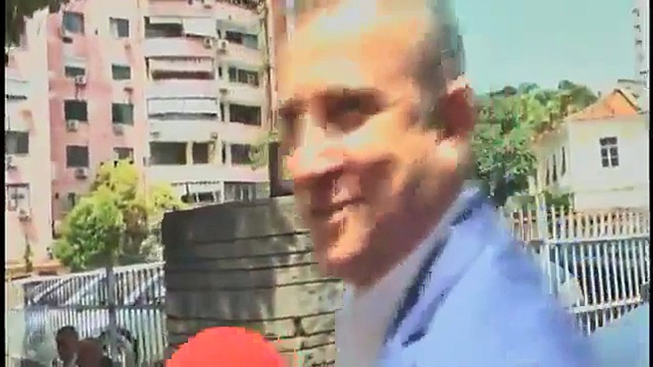 Erion Braçe kap për faqeje gazetaren pas pyetjes "me spec" (VIDEO)