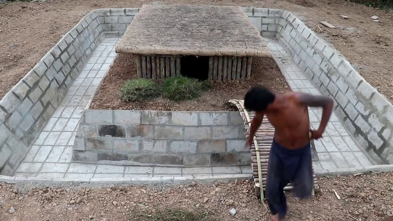 Construction d'une piscine autour d'une maison à mains nues