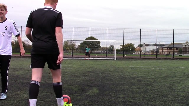 Plus beau coup franc de foot jamais filmé ! La balle flotte !