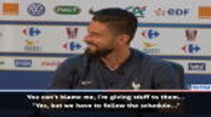 Descargar video: Giroud jokingly tells off press officer for wasting time