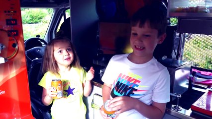 Макс и Катя играют в Вагончике мороженого или  Dad's ice-cream truck