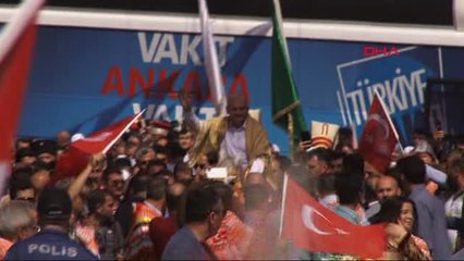 İzmir Başbakan Yıldırım, İmar Barışı İçin Belediyeye Başvuranların İşlemini Yaptı