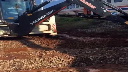 300 yolcuyu taşıyan tren yoluna devam etti