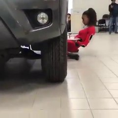 Cette championne de limbo va passer sous la voiture...