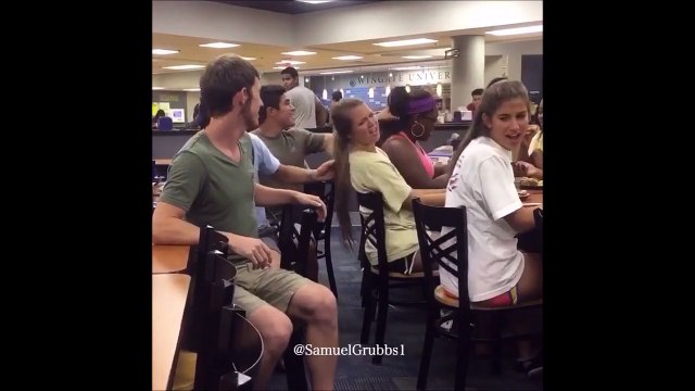 Tirer la queue de cheval des filles... Mauvaise idée!