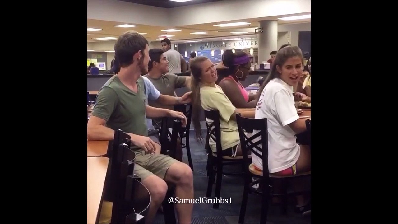 Tirer la queue de cheval des filles... Mauvaise idée!