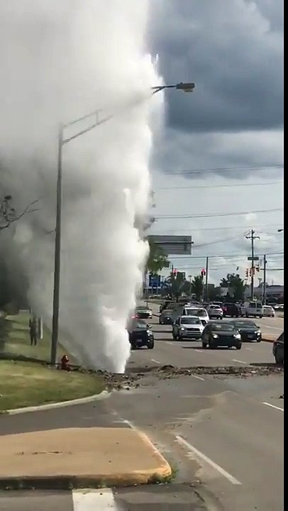 Une canalisation d'eau explose en pleine route à Cincinnati... Impressionnant