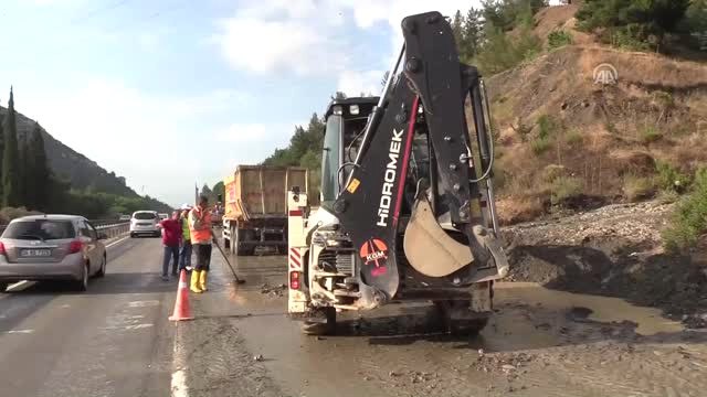 İzmir-Manisa Karayolunda Toprak Kayması