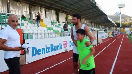 Fenerbahçeli oyuncu İsmail Köybaşı hem tatil yapıyor hem de antrenman