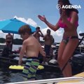 Маленький мальчик танцует с незнакомой девушкой на лодке