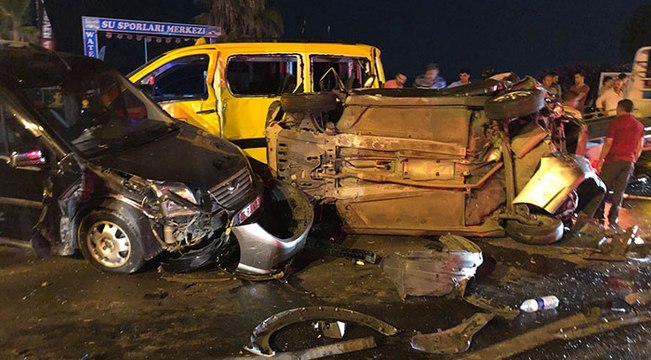 Antalya'da TIR Dehşeti! 6 Aracın Arasına Dalan TIR Ortalığı Savaş Alanına Çevirdi