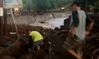 Warga Banyuwangi Bersihkan Lumpur Sisa Banjir Bandang