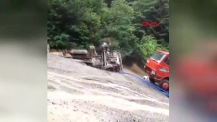 Trabzon'da Sel 2 Aracı Yuttu