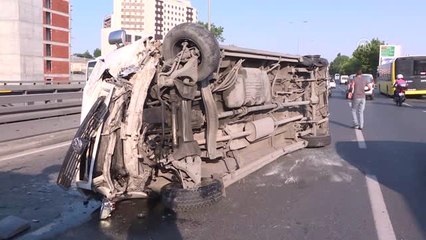 Devrilen Servis Aracının Sürücüsü Yaralandı - İstanbul