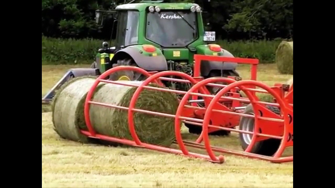 John Deere drawing baled silage