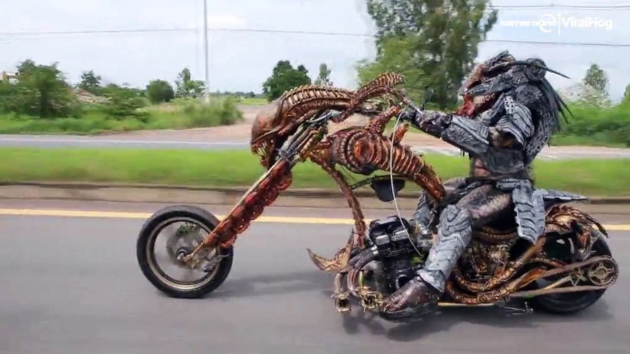 Hier sitzt der Predator auf dem Motorrad