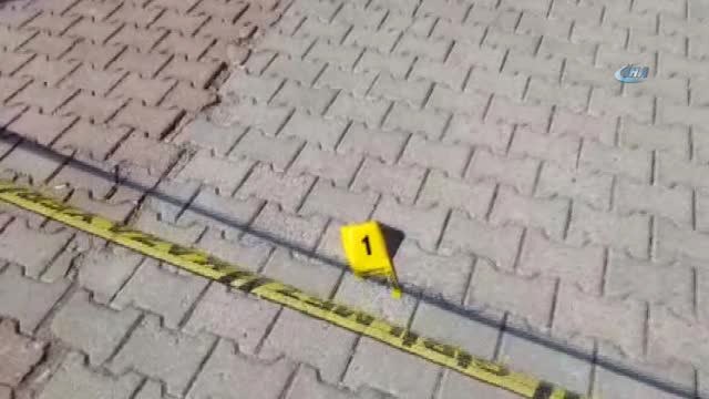 Antalya'da Park Halindeki Lüks Otomobile Silahlı Saldırı