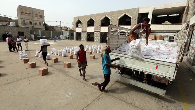 В осажденной Ходейде не хватает лекарств и продовольствия