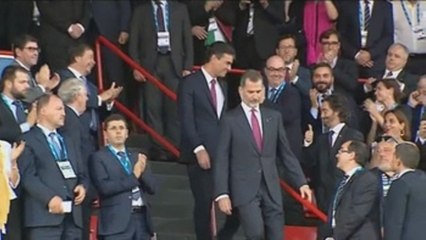 Torra escenifica su ruptura con el Rey en los Juegos Mediterráneos