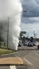 Forte explosion d'une canalisation d'eau en pleine route