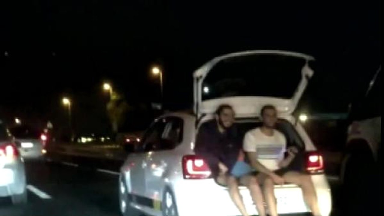 Trafikte Tehlikeli Yolculuk...otomobilin Bagajında İki Kişi