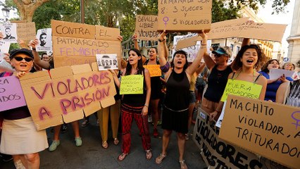 Manifestations en Espagne contre la remise en liberté de violeurs, dans l'attente de leur procès en appel