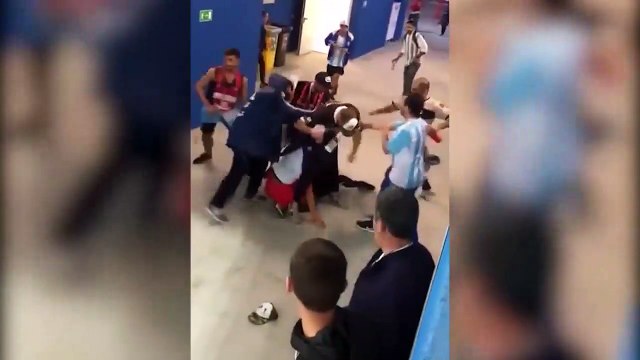 Des fans croates face à des fans argentins très agressifs pendant le match !
