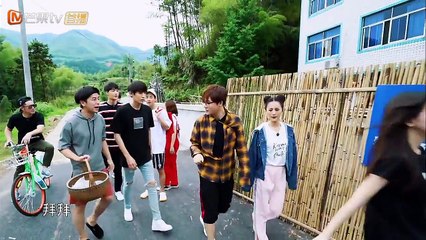 《向往的生活2》：感受一下鬼鬼的推销技能，出门两步就卖掉了蜂蜜！ Back to Field S02 【湖南卫视官方频道】