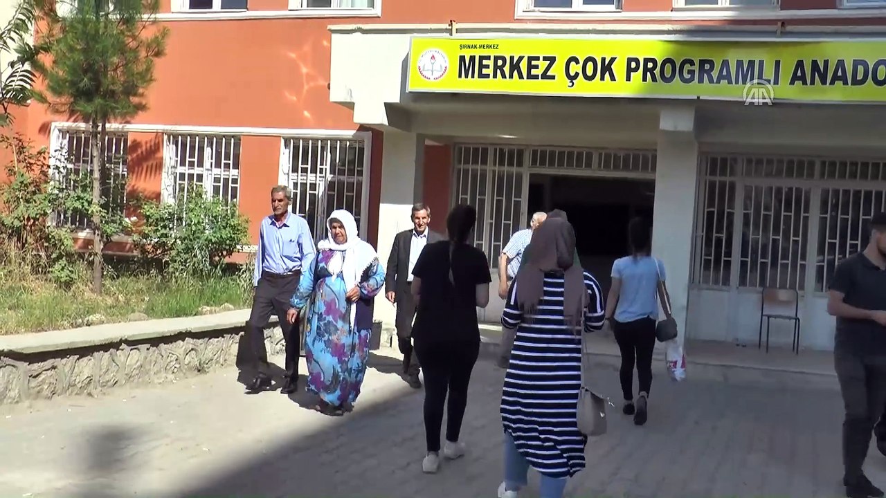 Türkiye sandık başında - Yöresel kıyafetleri ile oy kullanmaya gelen vatandaşlar - MARDİN