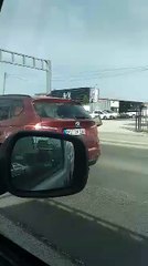 Vaki kosovare/ Dy persona ulen në një rimorkio rrugës për Fushë Kosovë