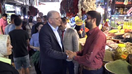 AK Parti milletvekili adayları esnafı gezdi