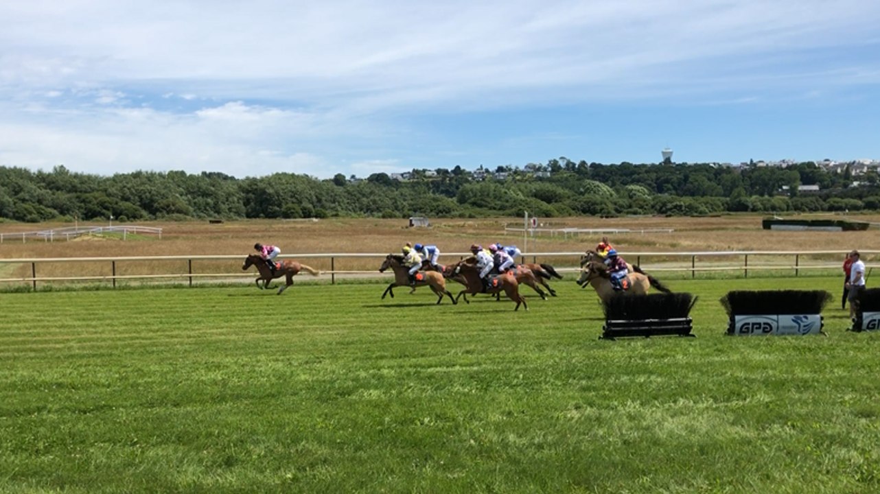 Course de poney sur l’hippodrome de Bréville - Longueville