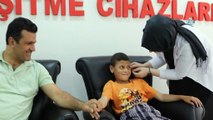 Ülkesindeki bombalı saldırıda işitme duyusunu yitirmişti...Suriyeli çocuk, 4 yıl sonra ilk kez duydu