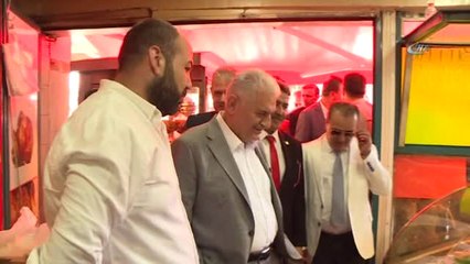 Başbakan Yıldırım Esnafla Sohbet Etti, Bir Vatandaşın Gözündeki Yaşı Sildi