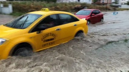 Sağanak yağmur caddeleri göle çevirdi