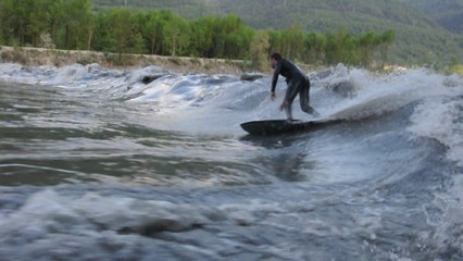 Démonstration de surf d'eau douce sur l'Isère