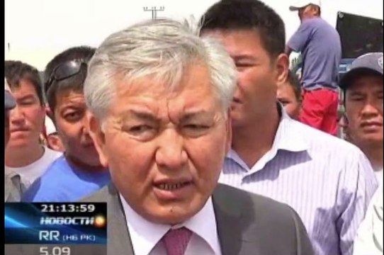 Сын Исы Омуркулова на скорости 200 км/ч на большой машине Тойота Лэнд Круйзер 200 задавил насмерть 3 людей на Ауди. Азамат Омуркулов даже царапиной не отделался