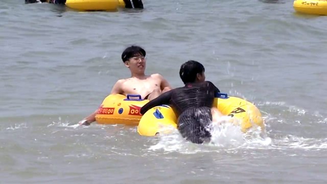 이른 더위에 해수욕장은 벌써 한여름 / YTN